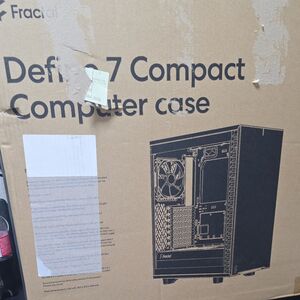 define7の白ガラス版か黒非ガラス版か、静音性を重視して迷う