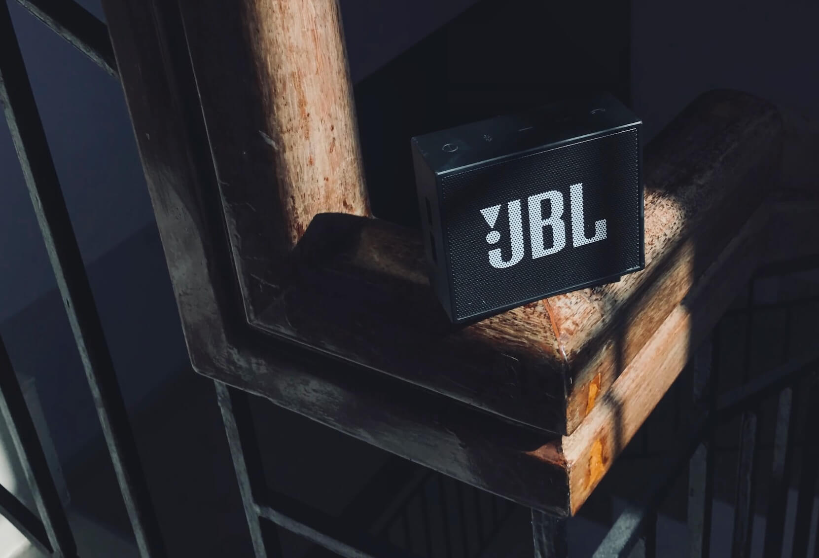 JBLスピーカー、低音の癖が気になる