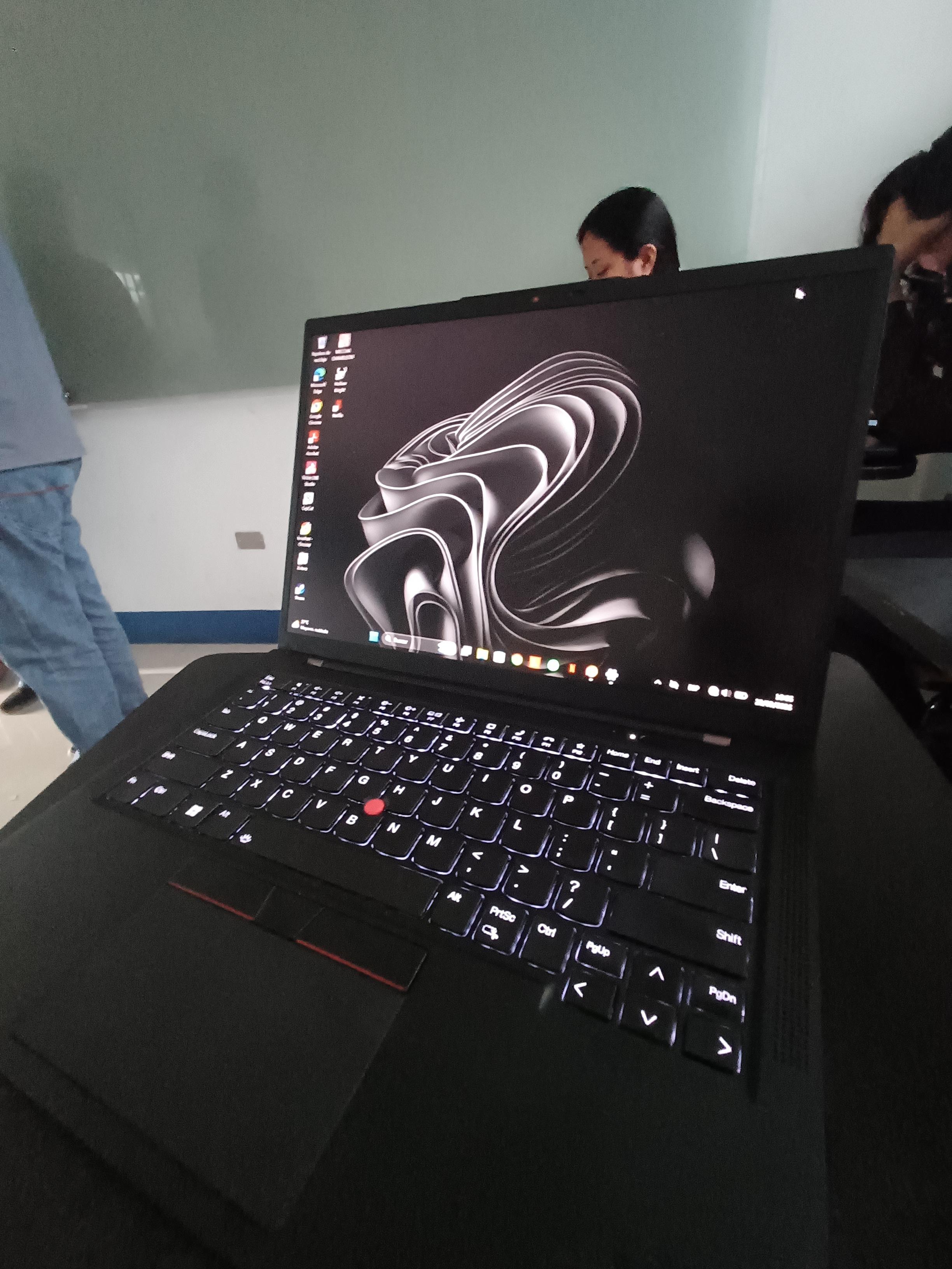 ThinkPad X1 Carbon、仕事用としての実用性やJTCの購入ルールで迷う