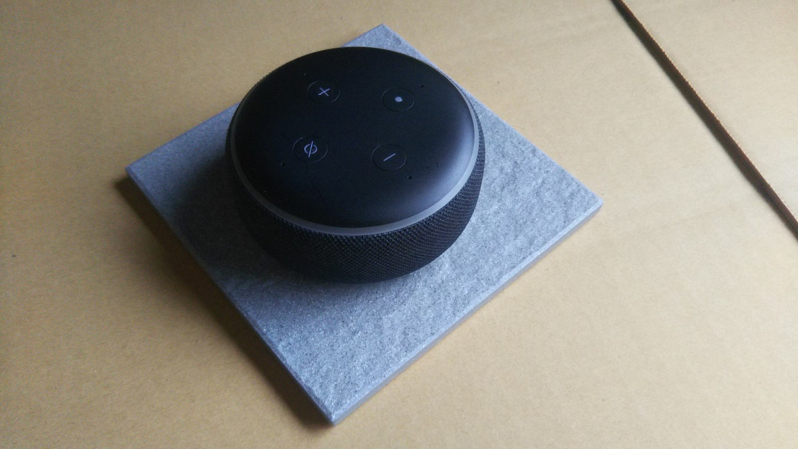 Echo Dotの下に石板を敷いて「音質メッチャ変わったｗ」と感動する住民にツッコミ殺到