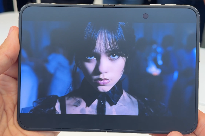 iPhone Duo、カメラなし＆画面比率変えられない？微妙な印象に【悲報】