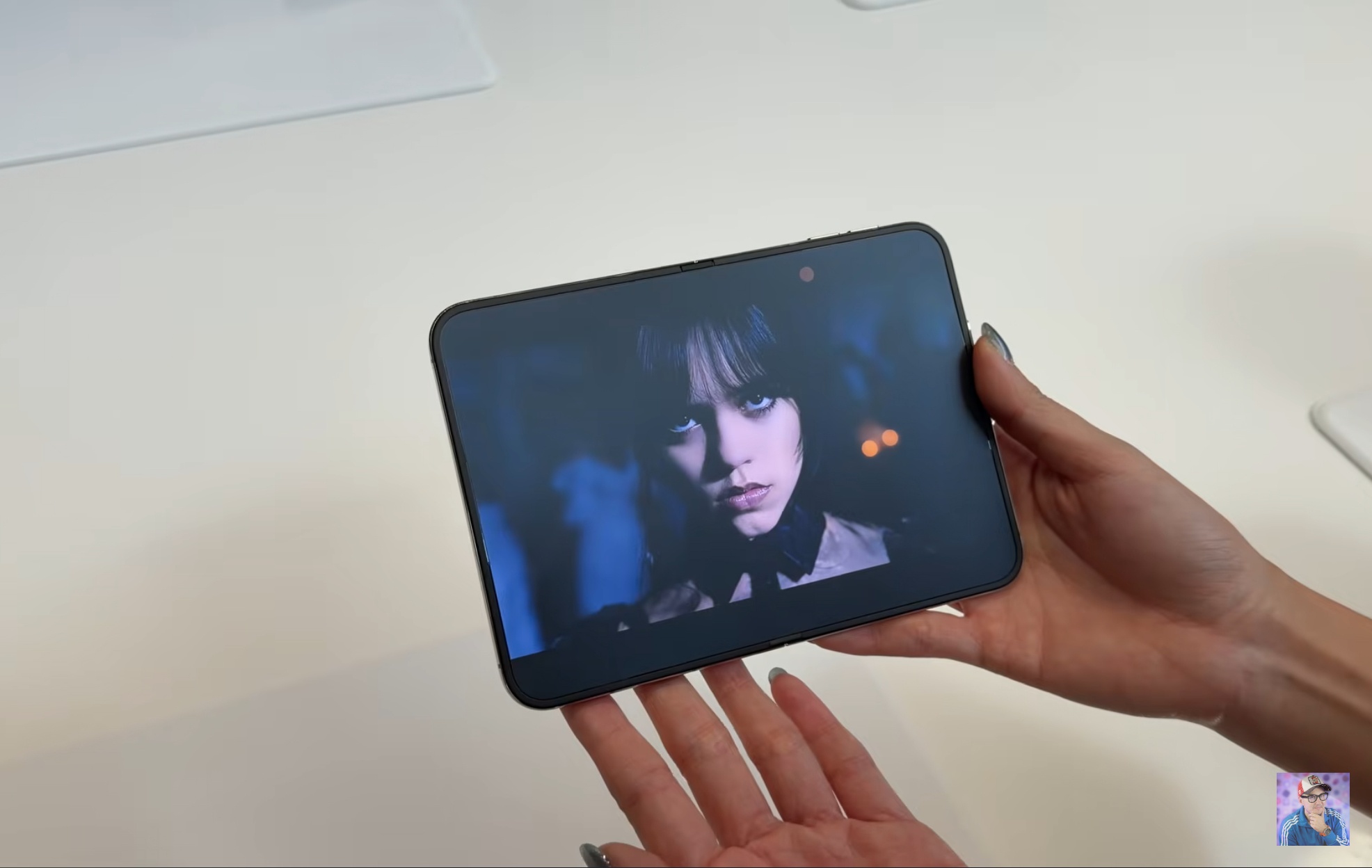 Apple、折りたたみiPhone「iPhone Duo」36万円から、高い値段で草